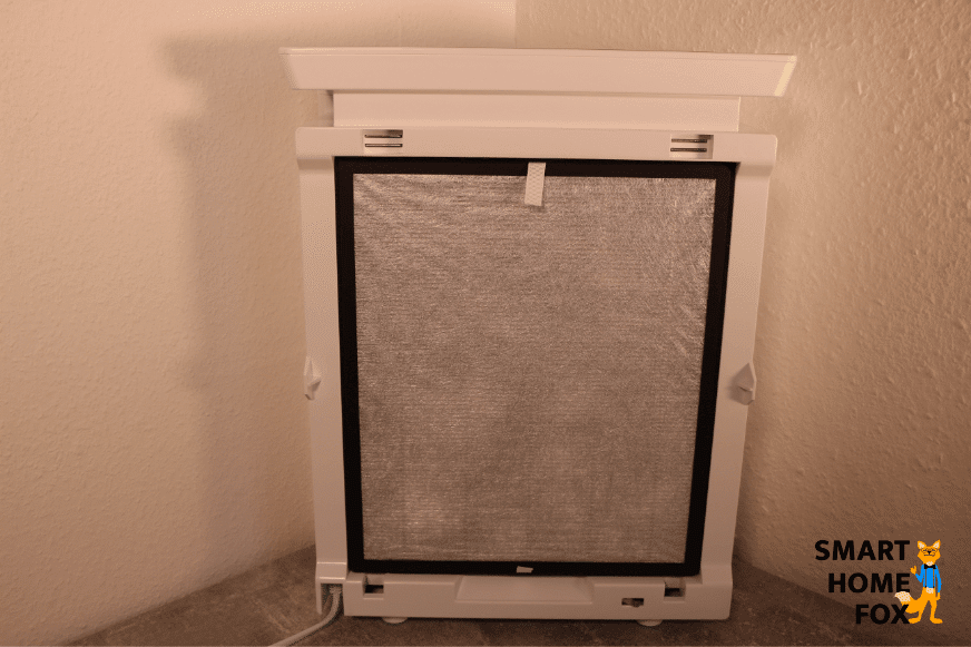 Im offenen Luftreiniger ist ein Vorfilter aus Vlies eingesetzt